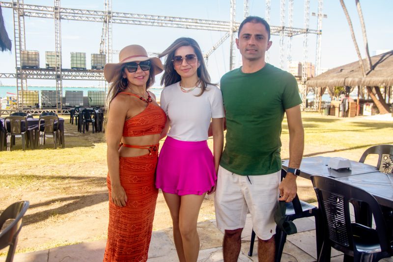 Sol, sal e diversão - Deejay Pedro Garcia e Jessik comandam a animação do Iate Clube no fim de semana