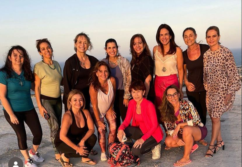 Ana Cristina Camelo e Ana Virgínia Martins reunem as amigas para Yoga em local diferenciado