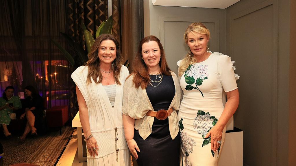 Confira os clicks do jantar em torno de Bia Dória no endereço de Emília Buarque