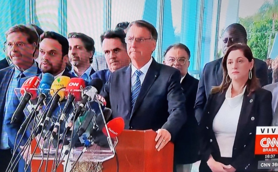 Jair Bolsonaro afirma que continuará atuando de acordo com a Constituição Jair Bolsonaro afirma que continuará atuando de acordo com a Constituição