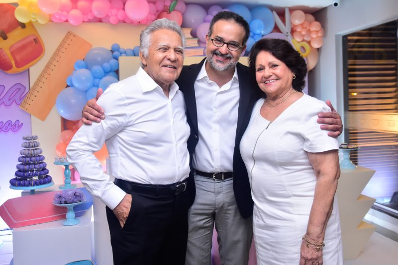 SESSÃO PARABÉNS - Em clima de alegria, Manoela e Márcio Crisóstomo festejam a chegada dos 10 anos de Marina