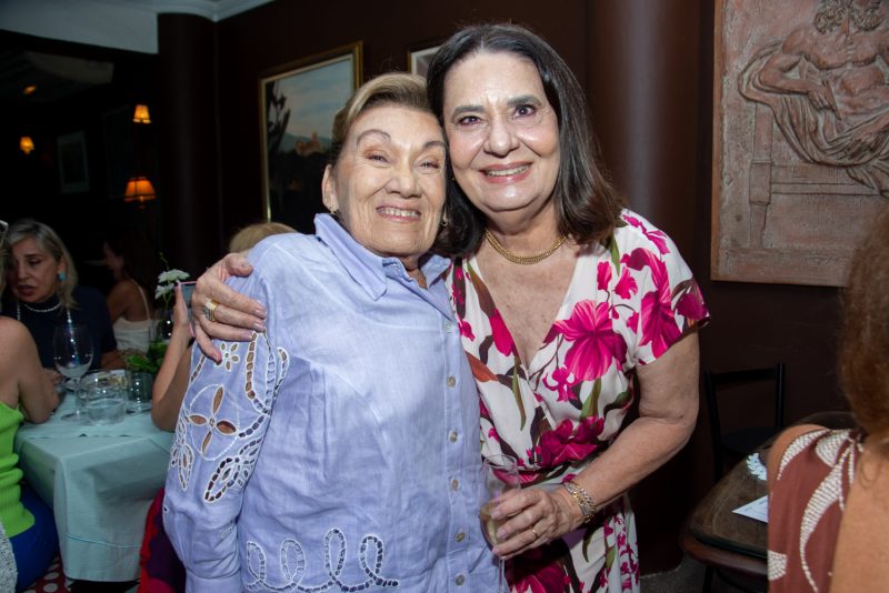 sete décadas - Rodeada de amigas especiais, Branca de Castro comemora seu aniversário no Caravaggio
