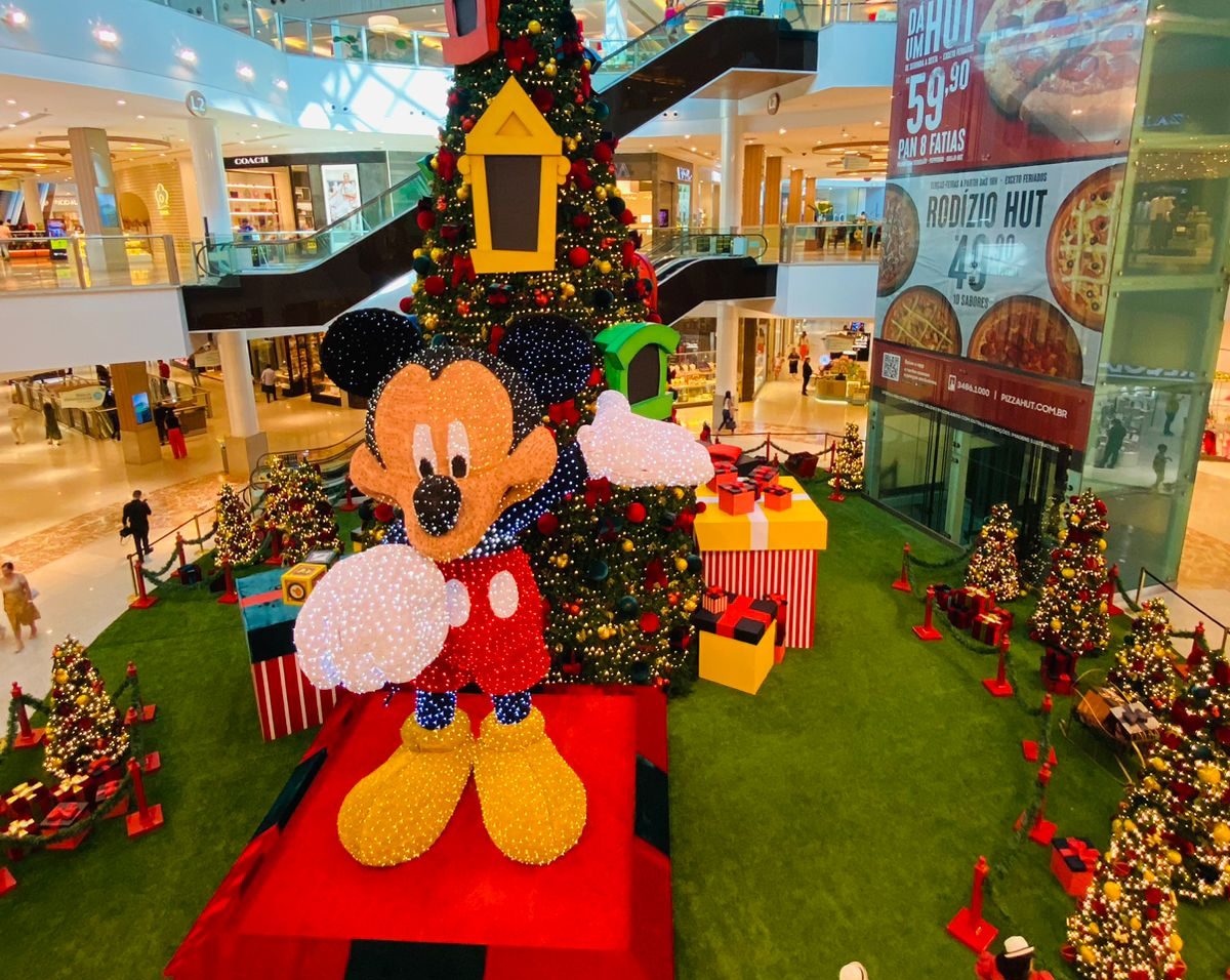 Shoppings RioMar em Fortaleza trazem decorações temáticas em clima de “Natal do Mickey”