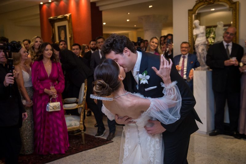 Chuva de arroz - Natasha Dias Branco e André Rangel trocam alianças em cerimônia intimista