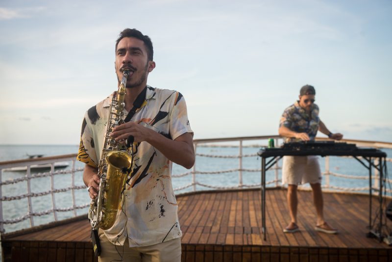 Agito e alto-astral - Deejay Thiago Camargo comanda a animação do domingo (06) no Iate Clube de Fortaleza