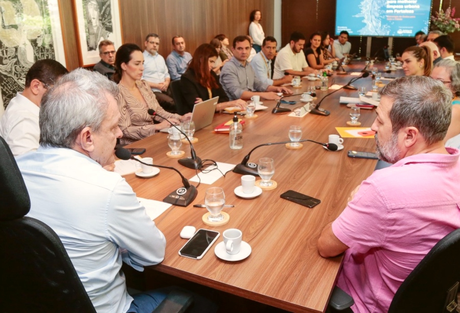 Prefeitura de Fortaleza debate gestão de limpeza urbana para a capital cearense