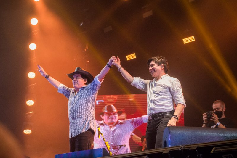 80 - A Festa - Shows de Chitãozinho e Xororó e Zezé di Camargo e Luciano fazem o Marina Park Hotel entrar em ebulição