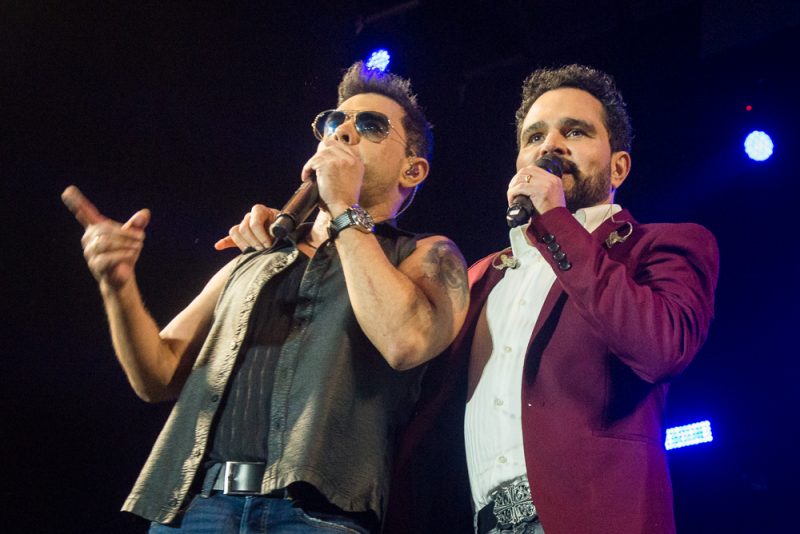 80 - A Festa - Shows de Chitãozinho e Xororó e Zezé di Camargo e Luciano fazem o Marina Park Hotel entrar em ebulição