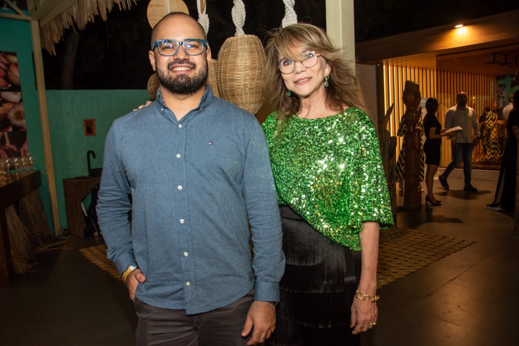 Victo Alves E Sofia Linhnares