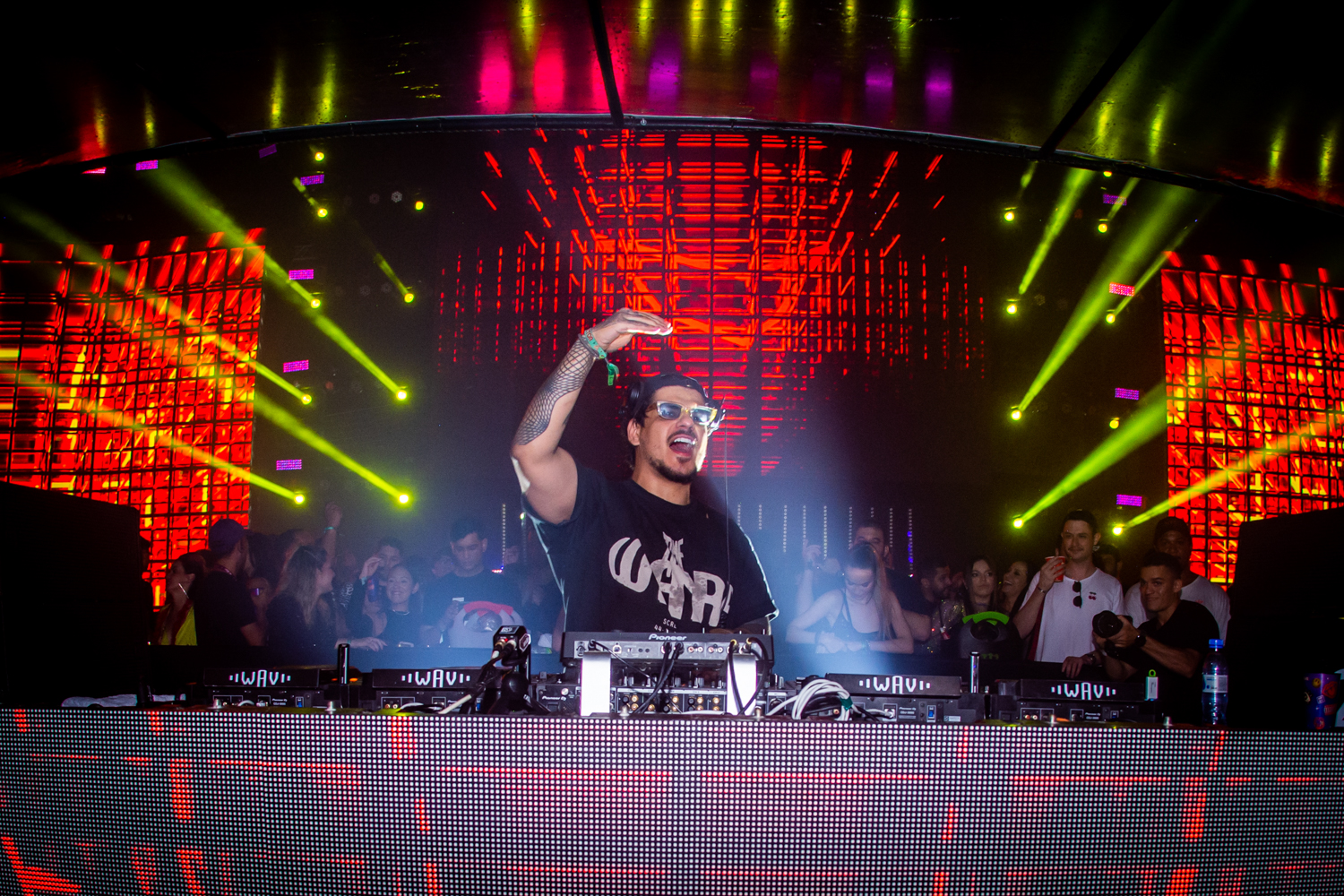 Deejay Vintage Culture comanda a animação e faz o Porto D’Aldeia Resort ferver na véspera do feriado