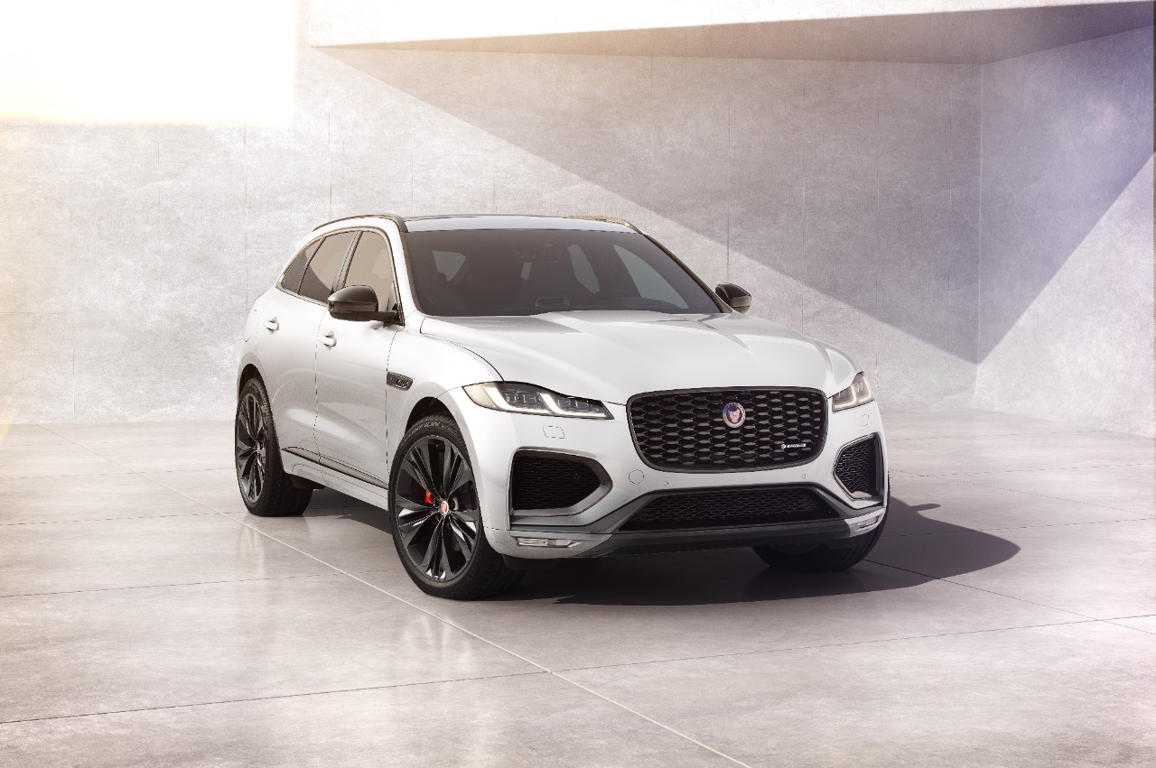 Com dirigibilidade aprimorada, o SUV semi-híbrido da Jaguar aposta em alto desempenho com maior economia de combustível