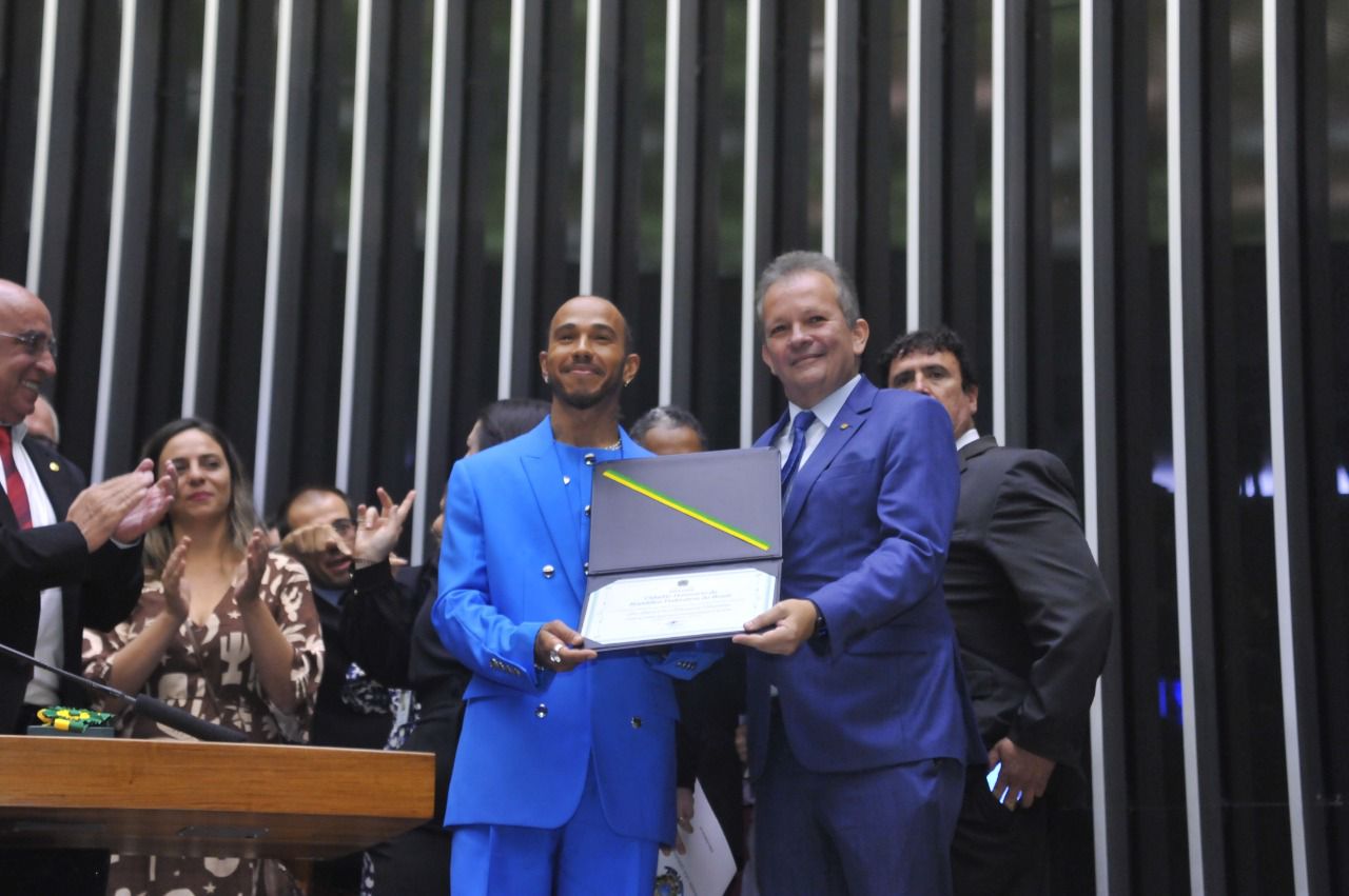 Proposto por André Figueiredo, Lewis Hamilton recebe título de cidadão honorário do Brasil