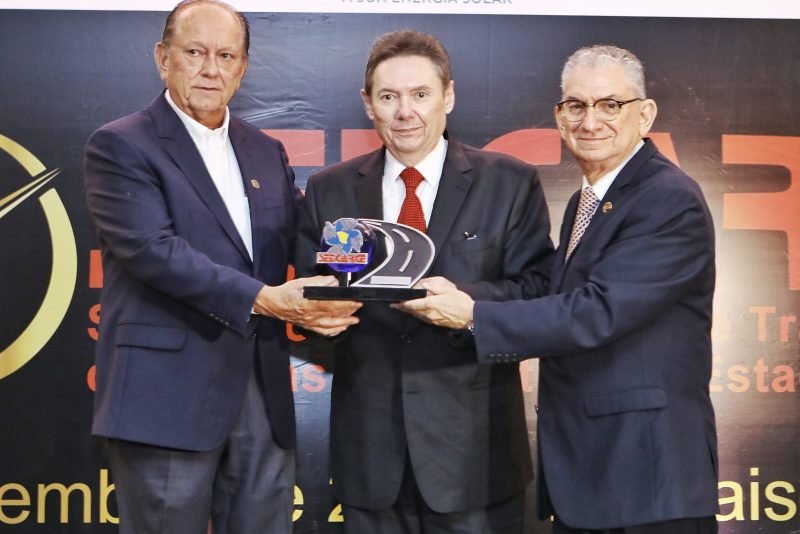 Sessão Solene - SETCARCE realiza premiação em reconhecimento à atuação de grandes nomes do empresariado cearense