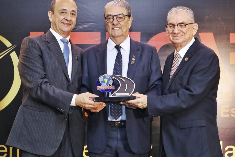 Sessão Solene - SETCARCE realiza premiação em reconhecimento à atuação de grandes nomes do empresariado cearense