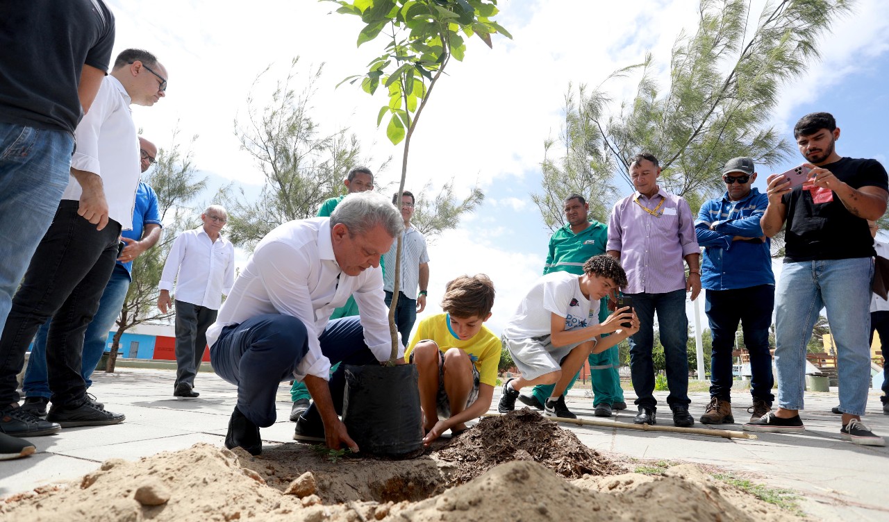 Sarto visita obras da Praça da Paz Dom Hélder Câmara e anuncia plantio de 200 árvores de grande porte no local