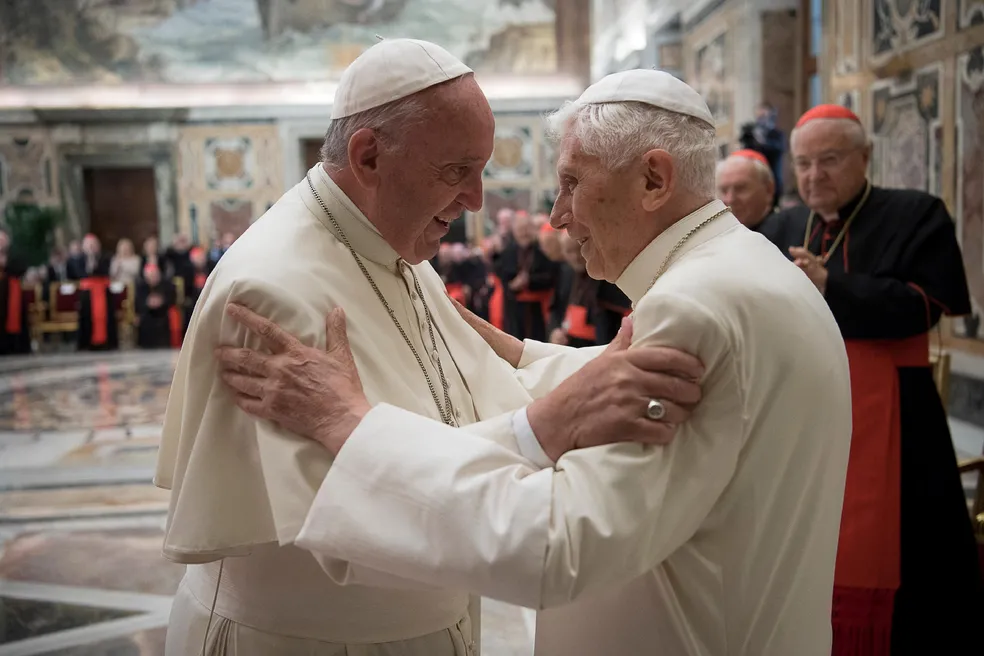 Papa Francisco pede orações pela saúde do papa Bento XVI que ‘está muito doente’