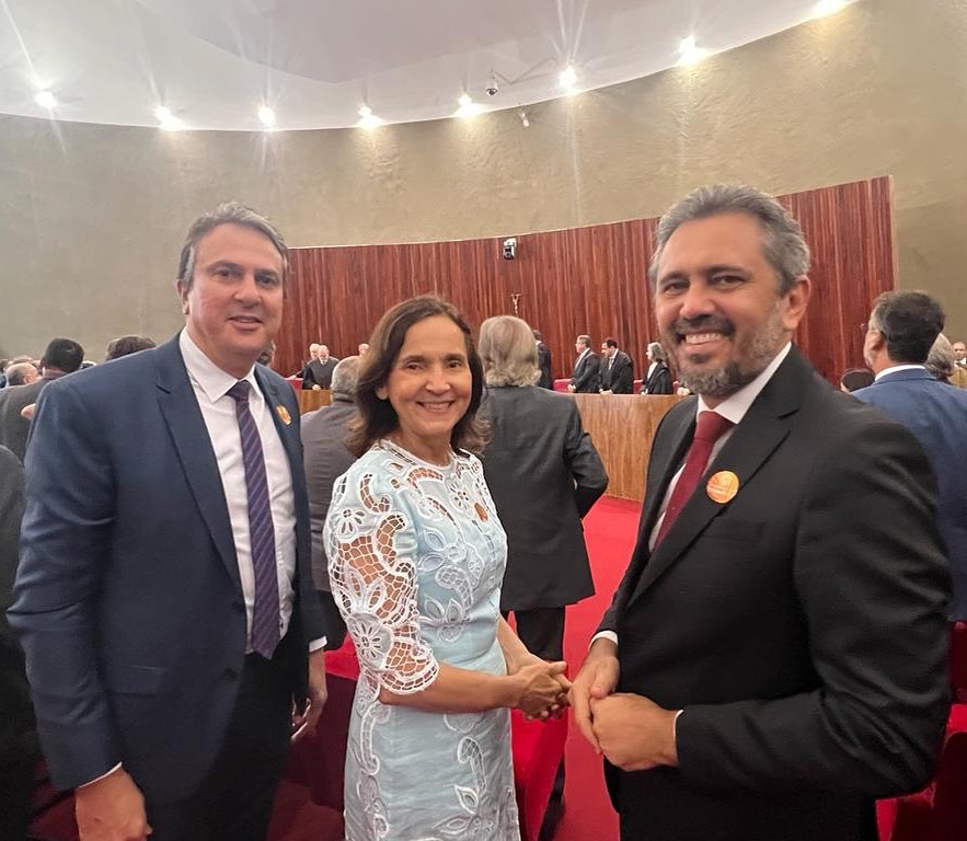 Cotada para o MEC, Izolda Cela chega à diplomação ao lado de Lula