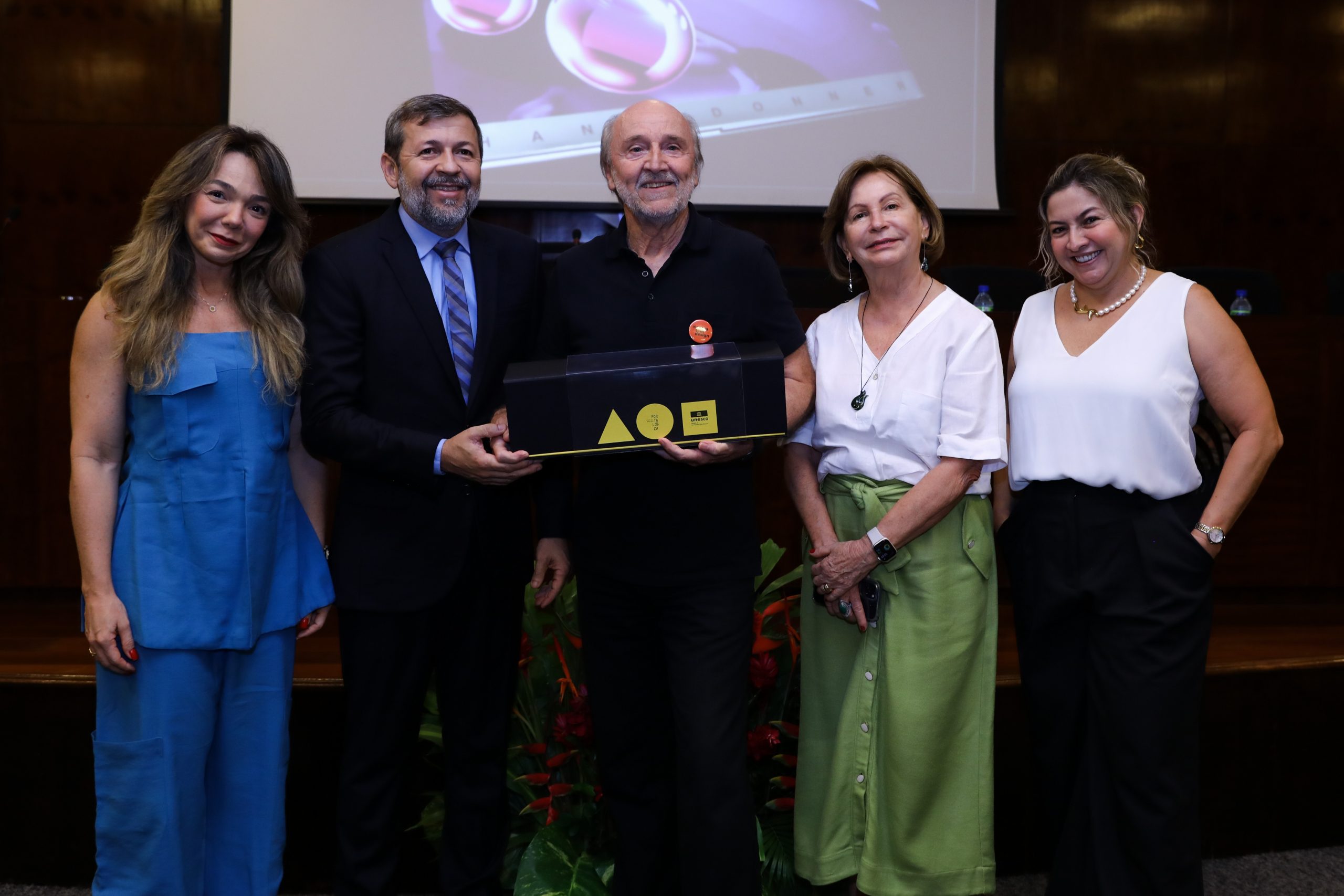 Mestre do design, Hans Donner dividiu a experiência com jovens de Fortaleza  - Verso - Diário do Nordeste