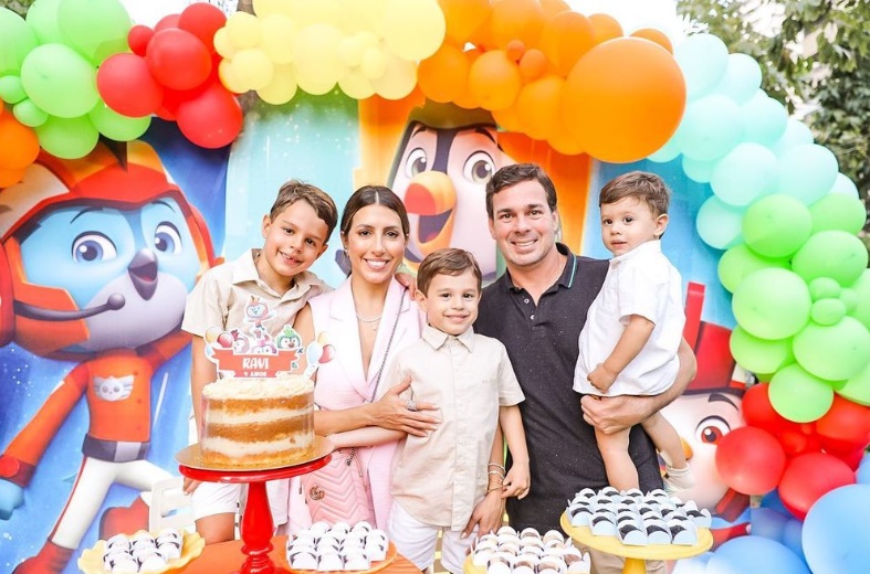 Tayra Romcy e Léo Aguiar celebram o quarto aniversário do pequeno Ravi