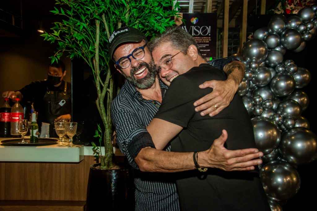 
				André Mota e Edson Queiroz Neto 
				