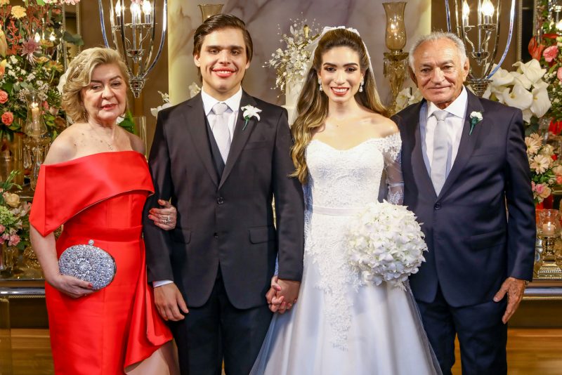 Chuva de Arroz - Nathalia Alencar e Victor Vieira tornam-se marido e mulher no altar da Igreja Nossa Senhora do Líbano