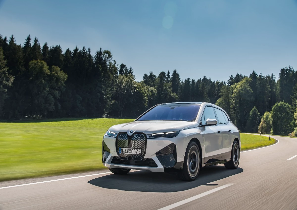 Com autonomia superior a 600 km, BMW iX 2023 arrasa olhares por onde passa!