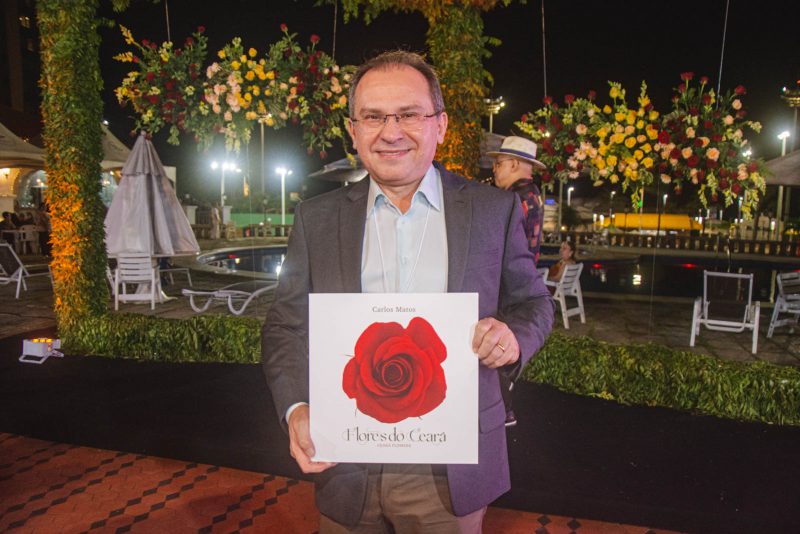 Noite de autógrafos - Carlos Matos comanda o lançamento de seu livro “Flores do Ceará e suas influências na cultura” no Ideal Clube