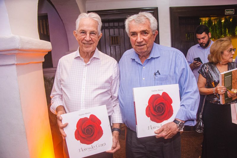 Noite de autógrafos - Carlos Matos comanda o lançamento de seu livro “Flores do Ceará e suas influências na cultura” no Ideal Clube