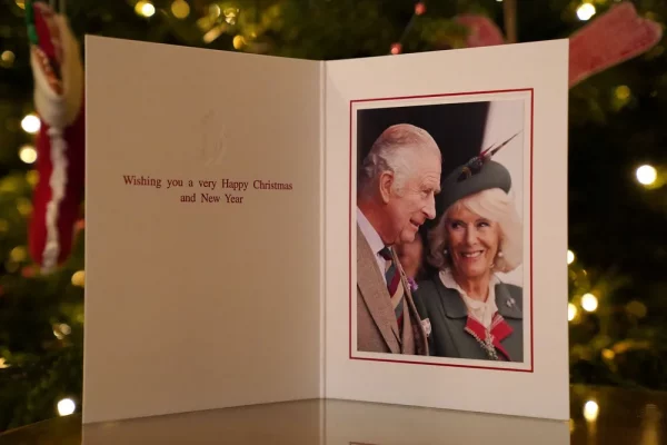 Rei Charles III divulga foto do primeiro cartão de Natal como monarca