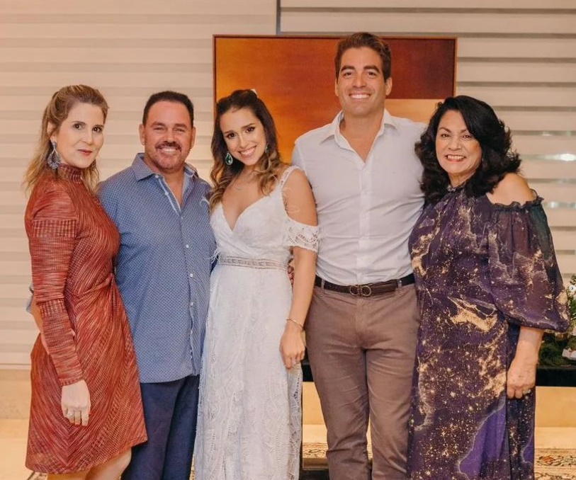 Marcella Cidrão e Leonardo Vidal reúnem a família para oficializar o noivado
