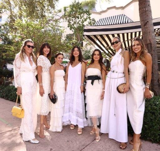 Carol Bassi reúne as amigas para almoço em Miami