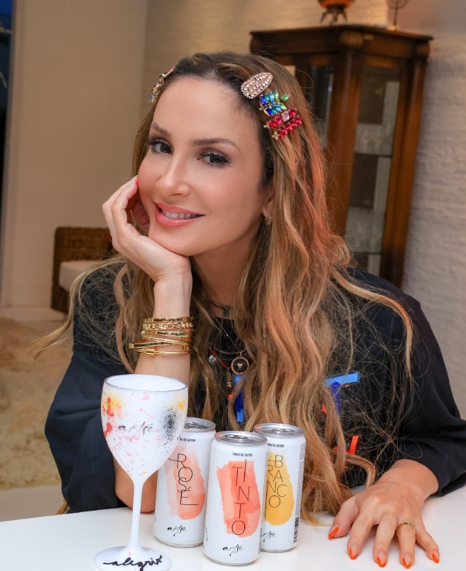 Marca de vinhos de Jaqueline Barsi terá Claudia Leitte como sócia