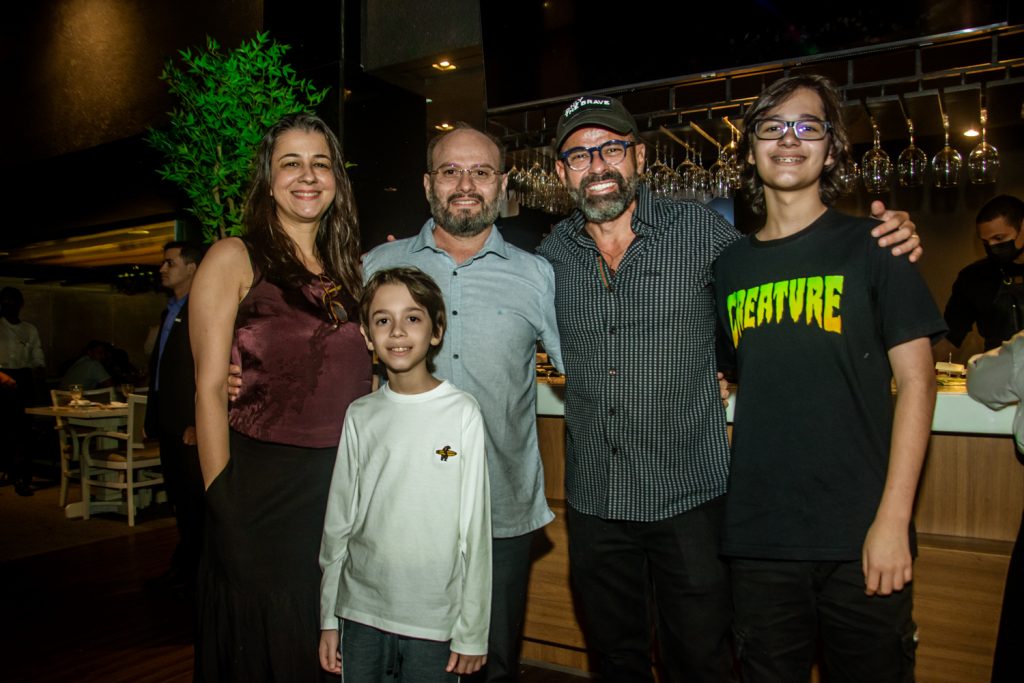 
				Daniele Queiroz, Lucas Mota, Danilo Mota Filho, André e Arthur Mota 
				