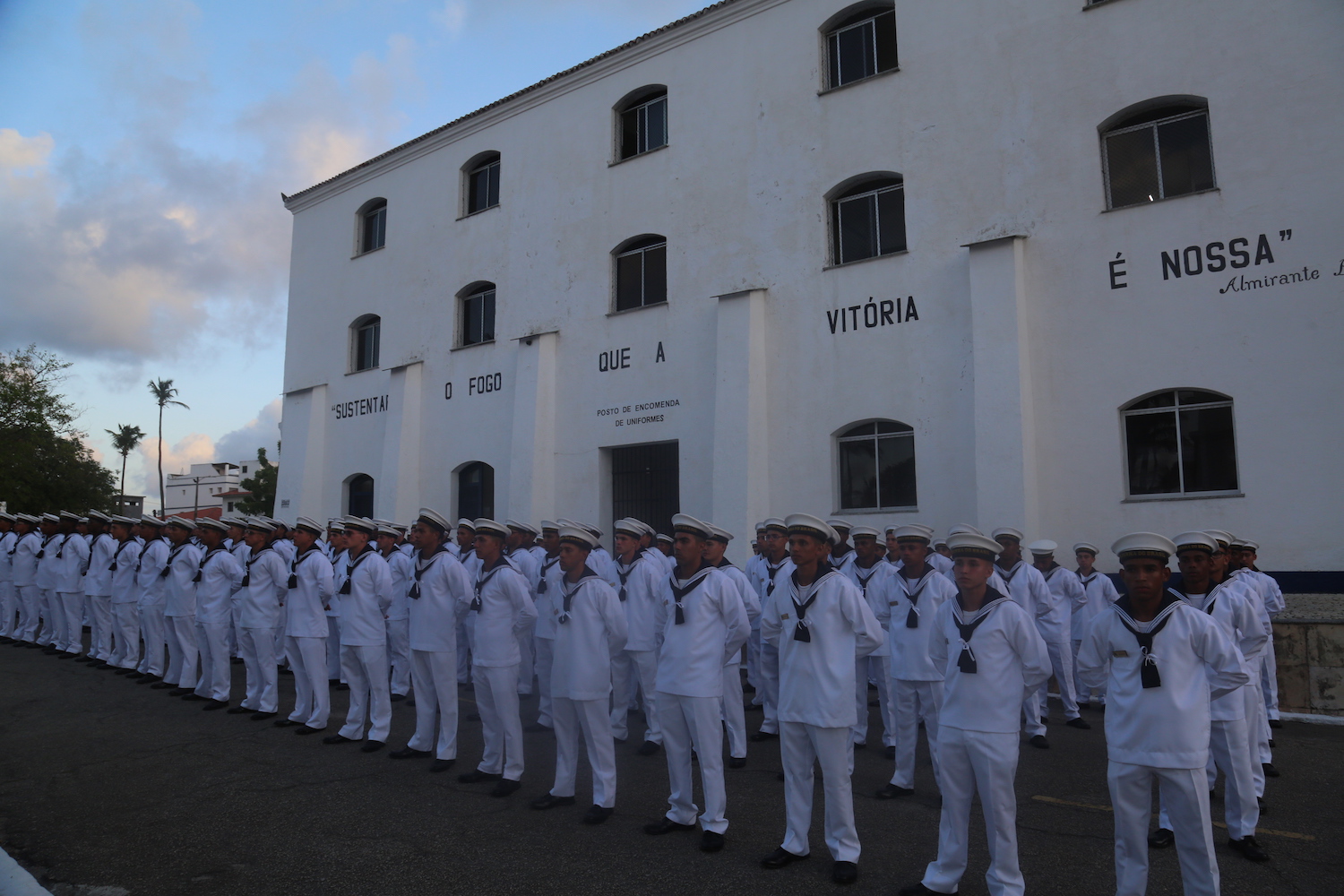 Comandante da Marinha do Brasil participa de cerimônia na Escola de Aprendizes-Marinheiros do Ceará