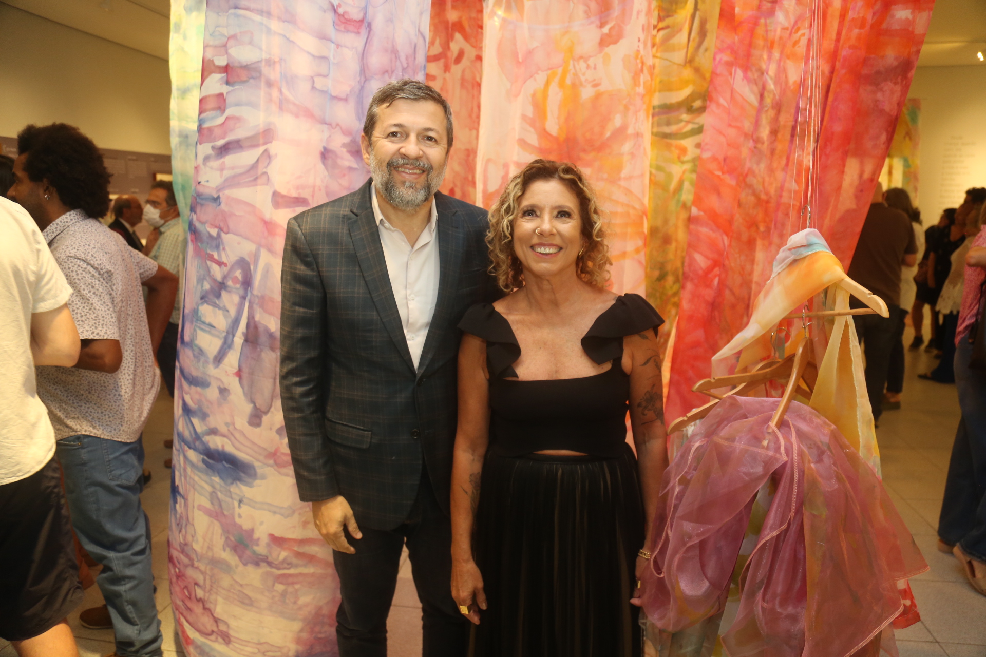 Sandra Montenegro recebe convidados ilustres na abertura da exposição “Estar Nesse Mundo”