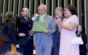Ex Deputado Chico Lopes Recebe Medalha Mérito Legislativo. Foto Divulgação