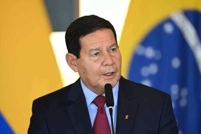 Mourão defendeu que Bolsonaro deve passar faixa pessoalmente para Lula