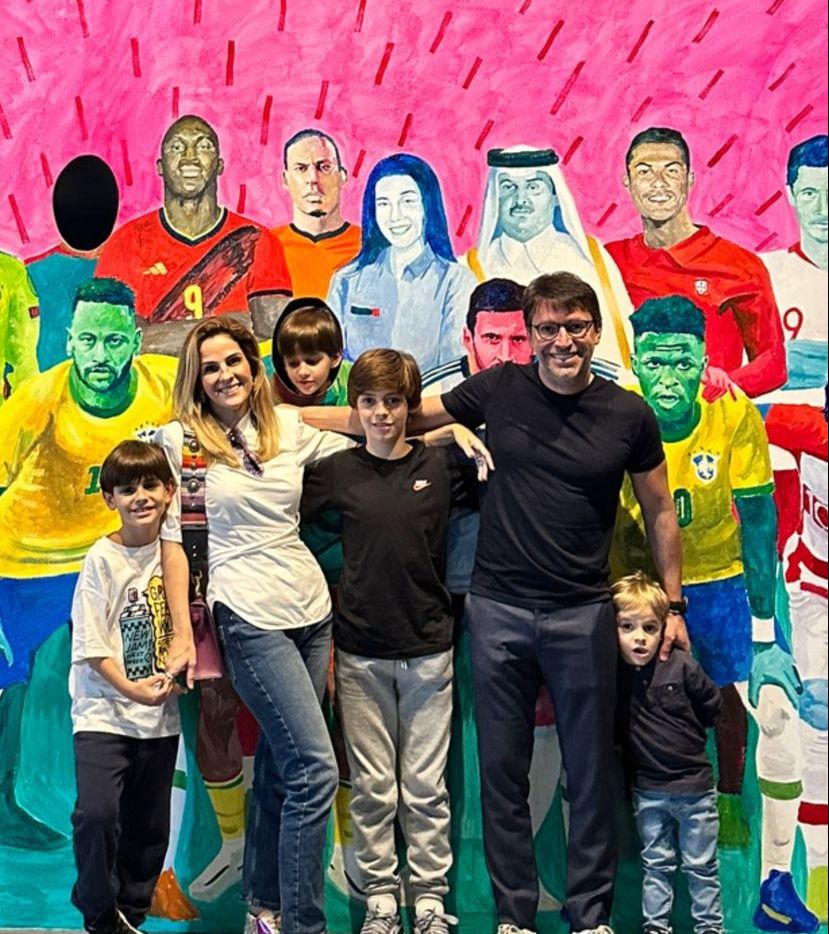 Francisco Marinho e Mariana Mota aterrissam em São Paulo com os filhos