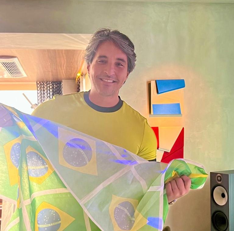 Com muita energia e astral nas alturas, Rodrigo Porto brinda a chegada de seus 40 anos