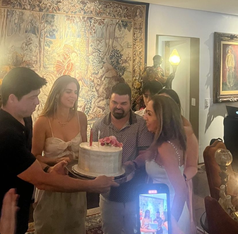 Marcia Távora brinda a nova idade em clima de alegria