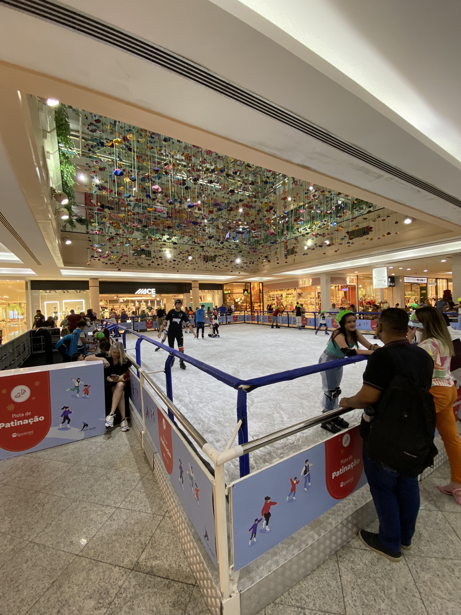 Pista de patinação no gelo é atração no Shopping Iguatemi Bosque