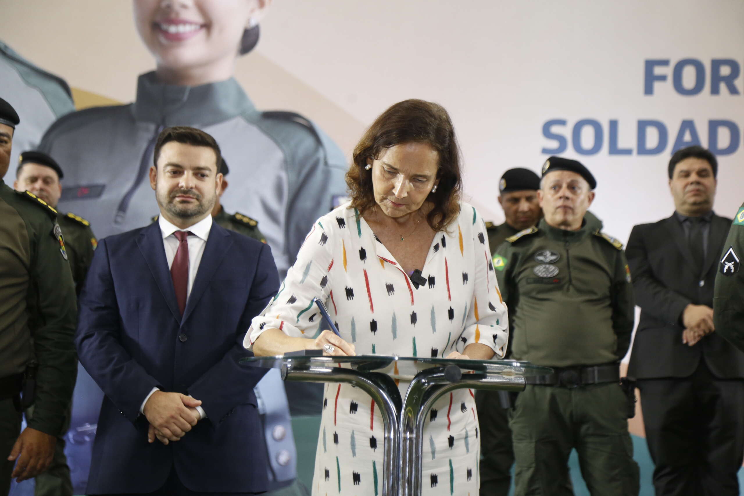 Izolda assina nomeação de 2.300 novos soldados da PM