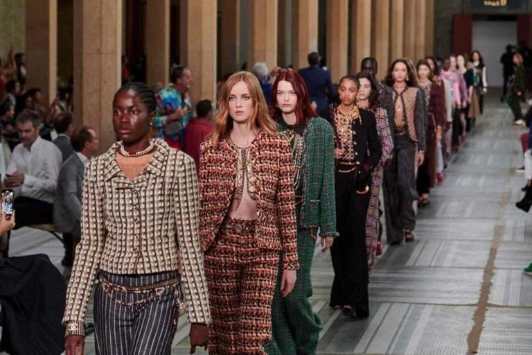 Chanel é a primeira marca de luxo europeia a desfilar na África subsaariana