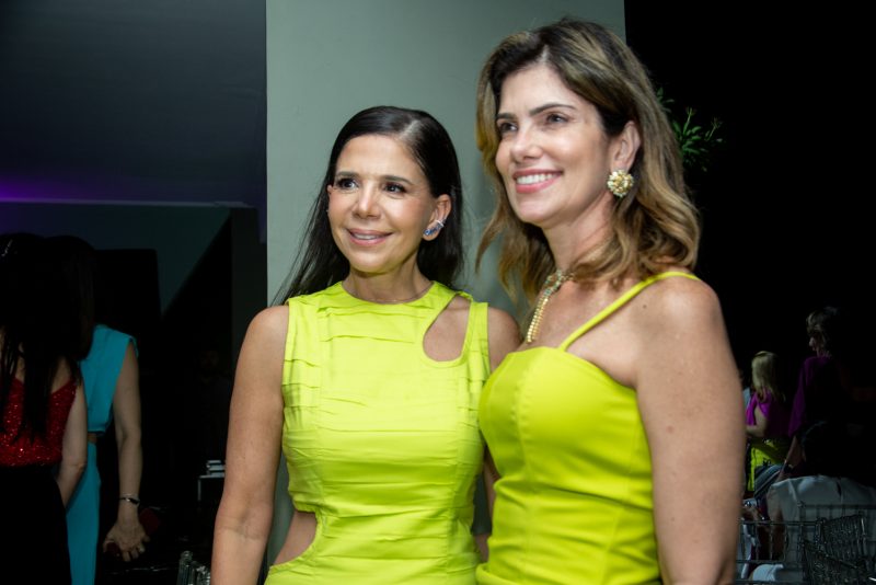 Confraternização - Ana Cristina Camelo abre as portas do seu elegante endereço e reúne as amigas para o Natal do Abraço