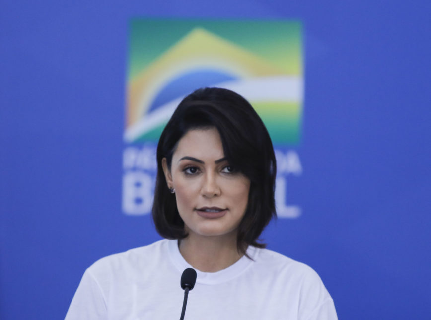 Michelle Bolsonaro foi aplaudida e vaiada durante diplomação de Damares no TRE de Brasília