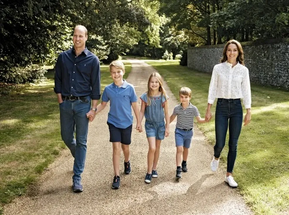 Príncipe William e Kate Middleton divulgam foto de cartão de Natal com os filhos