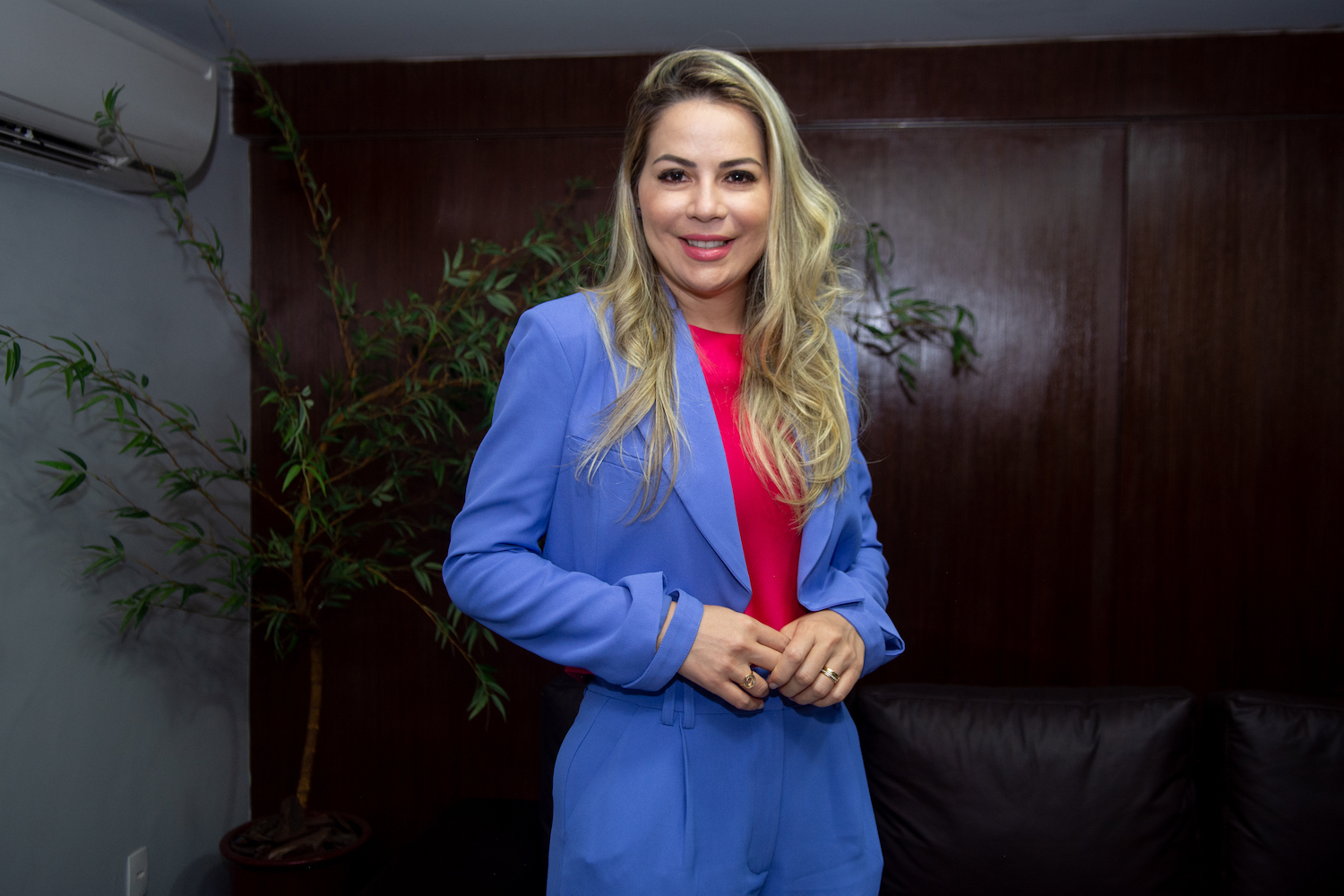 Onélia Santana recebe comenda Diamante da Educação de Centro Universitário