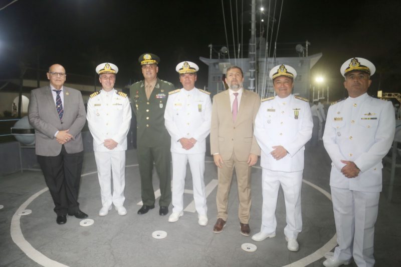 Marinha do Brasil - Almirante de esquadra Marcos Sampaio Olsen realiza solenidade em comemoração ao Dia do Marinheiro