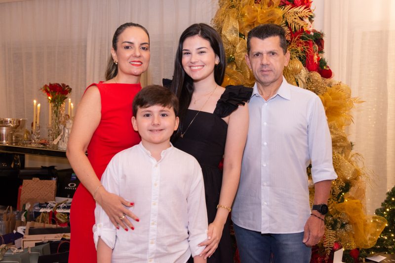Confraternização - Maria Lúcia e Pedro Carapeba recebem amigos e familiares em tradicional noite de Natal