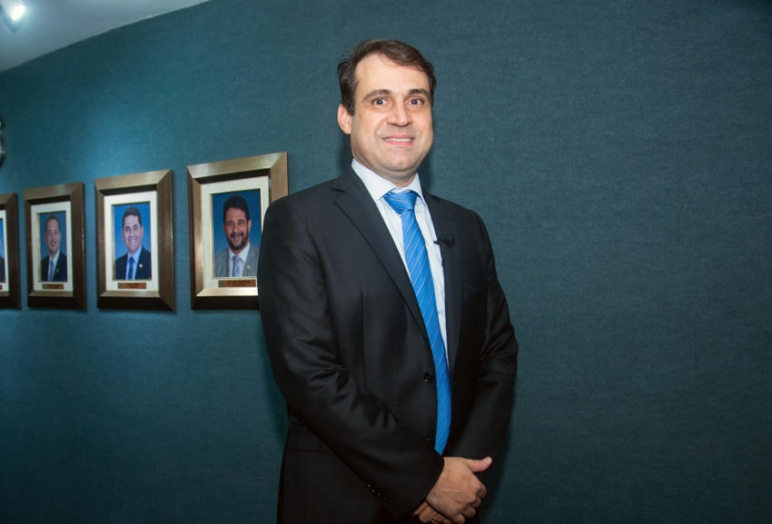 Elmano anuncia Salmito Filho como titular da Pasta do Desenvolvimento Econômico e mais 11 novos secretários